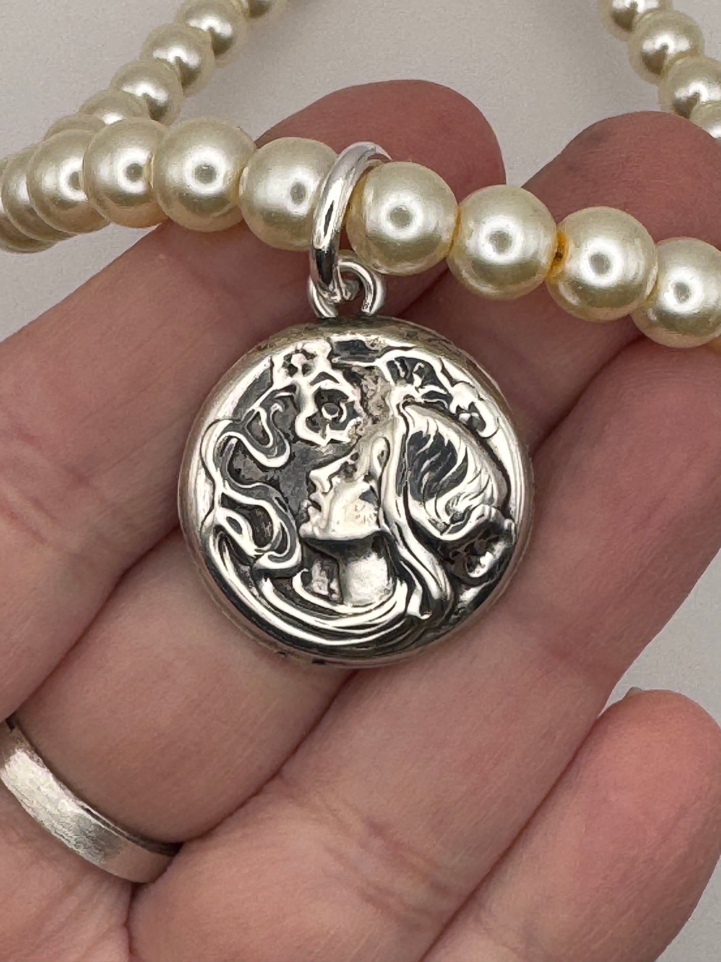 Art Nouveau Sterling Silver Woman Pendant Necklace with Pearls
